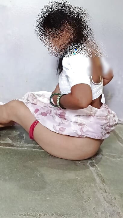 The beautiful step-sister took off her saree alone in the room and the stepbrother secretly saw the sister undressing