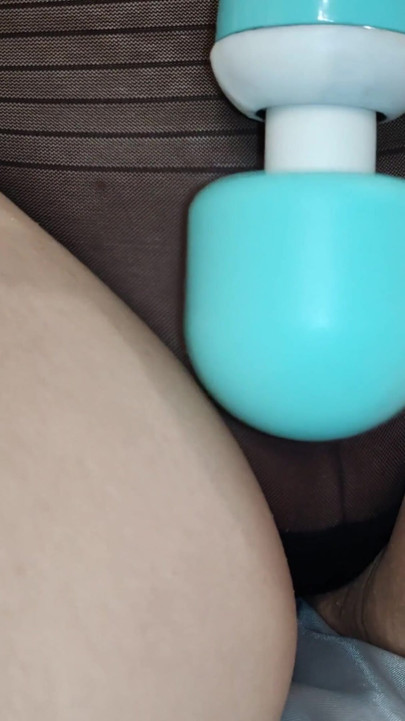 Le vibromasseur est tellement puissant que je jouis trois fois de suite sans arrêt. | Clip 1