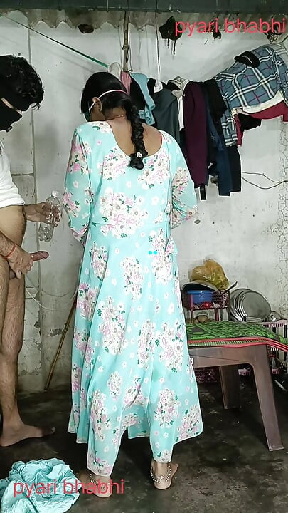 Pantat besar disetubuhi, setelah mengambil seluruh kontol di pantat, mulai berteriak dalam gaya doggy audio hindi.
