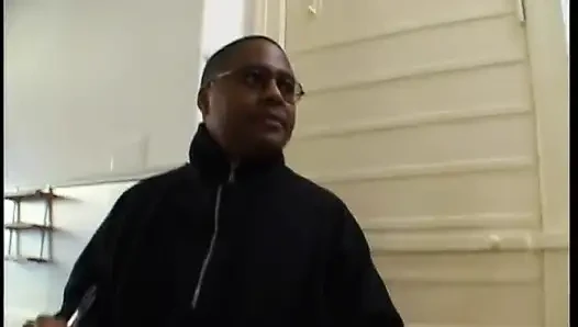 Milf pirang terangsang menyepong kontol hitam saat memeknya dijilat