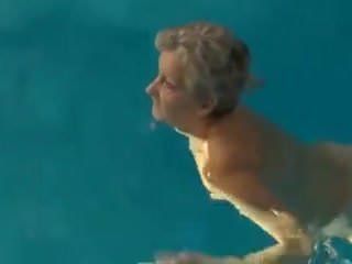 Oma im Pool mit aufblasbarem Dildo