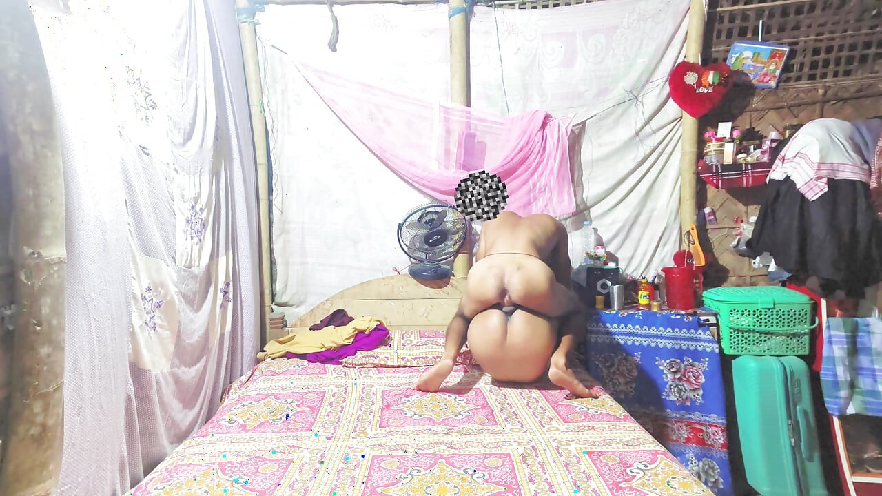 Gadis seksi india 18 tahun pertama kali ngentot ganas sama cowok & gadis desa