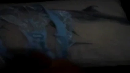 kiracının mavi dantelli külot üzerinde Cumming