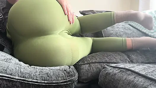 Yoga taytlı kız osuruyor