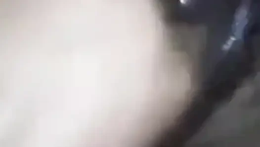 Обнаженная девушка в желтом платье, видео