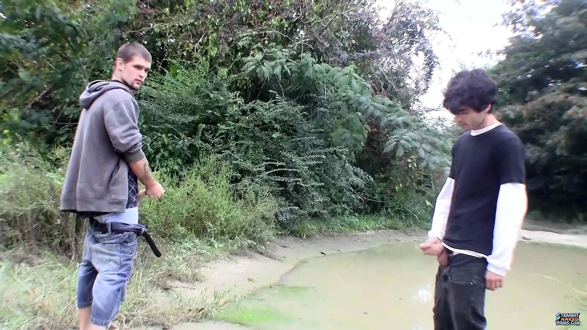 Amigos en forma golpean su carne