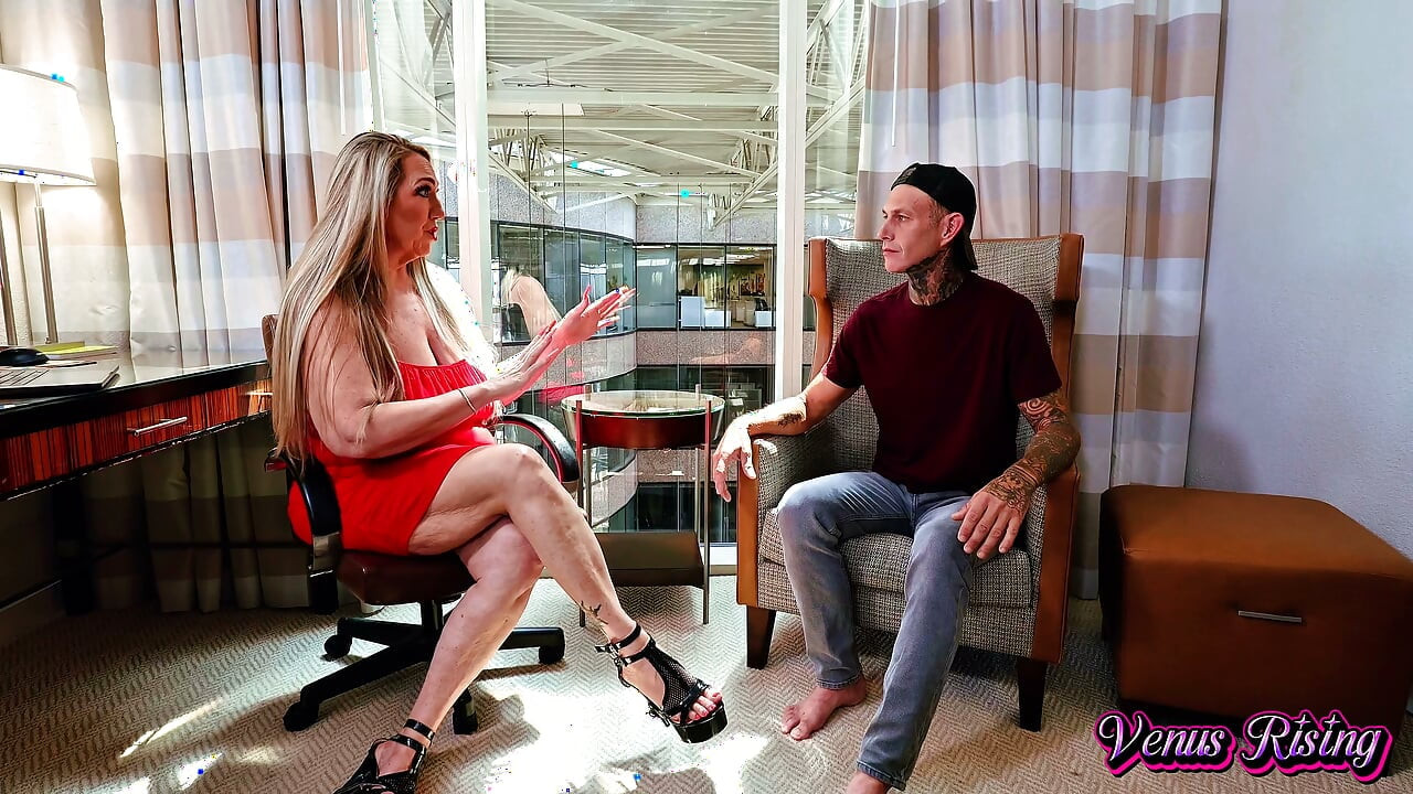 Milf xxx produtora fode bad-boy tatuado durante chamada de elenco