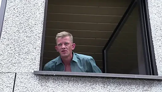 Sexy tätowiertes küken mit dickem arsch wird in ihre nasse muschi gefickt