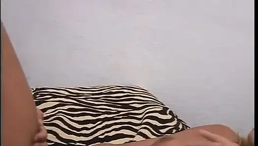 Junge blondine gibt einen tiefen blowjob und reitet einen schwanz