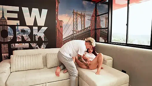 Ev arkadaşımın kız arkadaşını sikiyorum, en iyi arkadaşımı onun önünde aldatıyorum