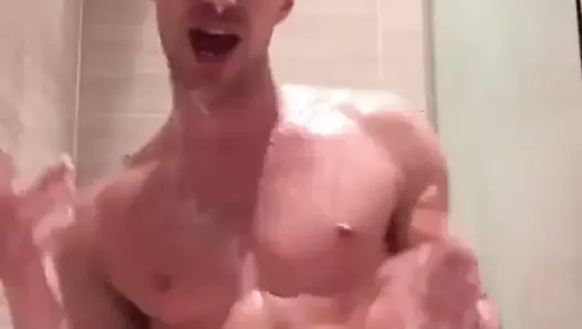Un garçon mignon danse nu dans la salle de bain