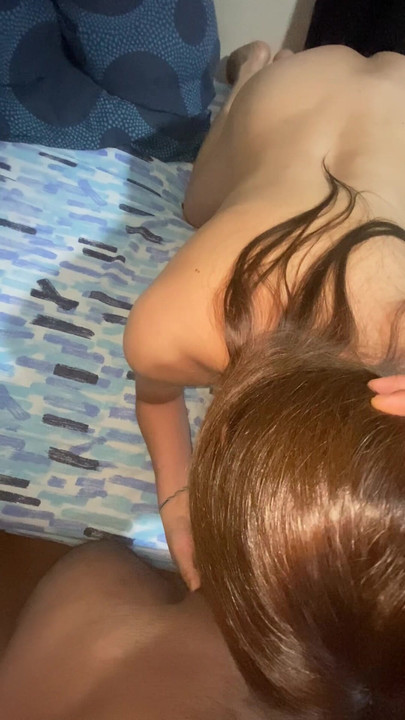 Νόστιμη φυσική γυναίκα που κάνει βαθύ λαιμό σκυλάκι και δείχνει τα πόδια της