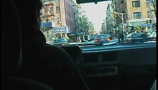 Rothaarige pendler-carpools mit perex, der sie im auto im stadtverkehr entwertet