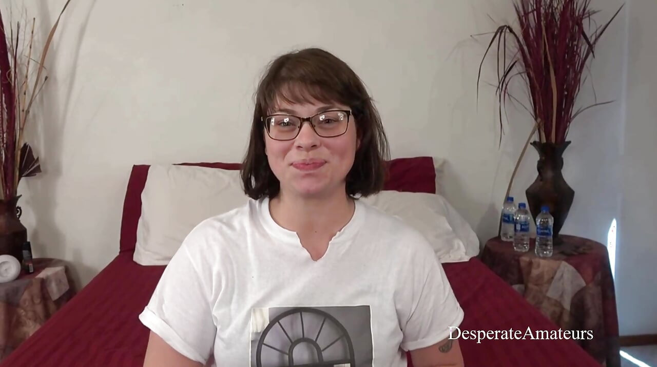 Amatoare disperată sexy cu țâțe mari și milf cu cur gras la audiție pentru film pentru adulți și dispusă să sugă pula și să-și facă rost de pulele lor strâmte