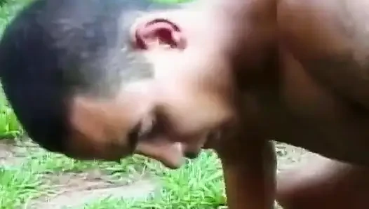 Pelacur Brasil dientot sementara temannya menikmati schlong keras di pantatnya