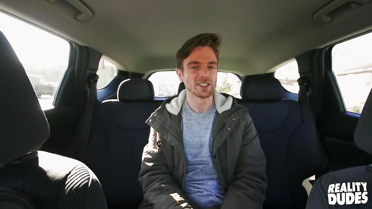 REALITY FRAJERI - Frajer bez novca Joey pretvara svoje prvo pušenje u strastvenu jebačinu na stražnjem sjedalu