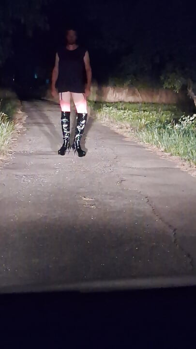 Sissy Sandra-Kim outdoor Heelswalk mit S-cup Titten