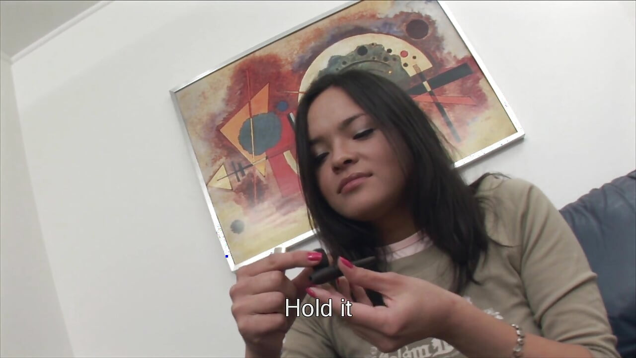 Gata adora fumar antes de ser fodida analmente na cama