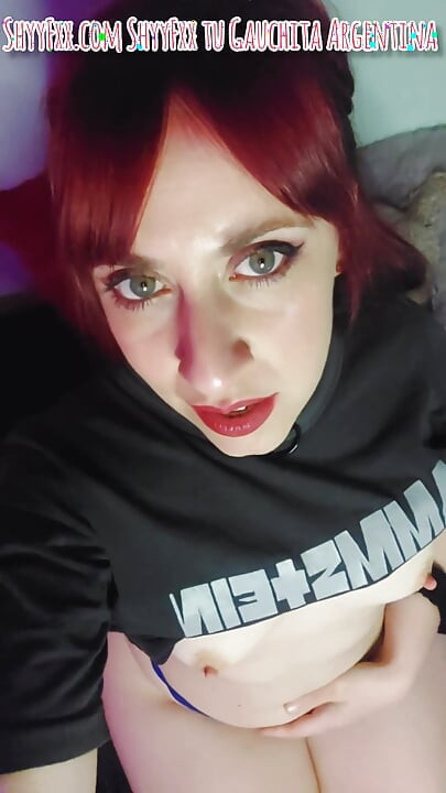 Sua namorada ninfoman faz seu pau duro