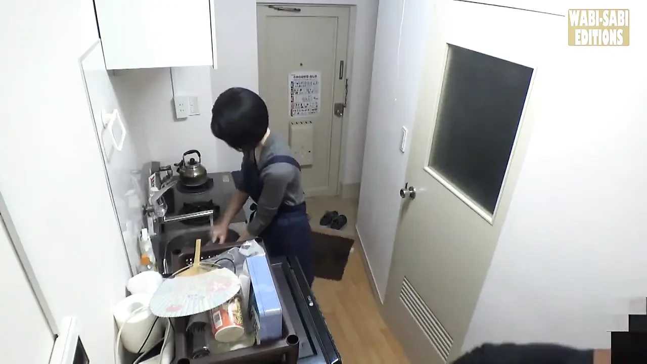 邻居女士把我的房间当成她的私人娱乐点