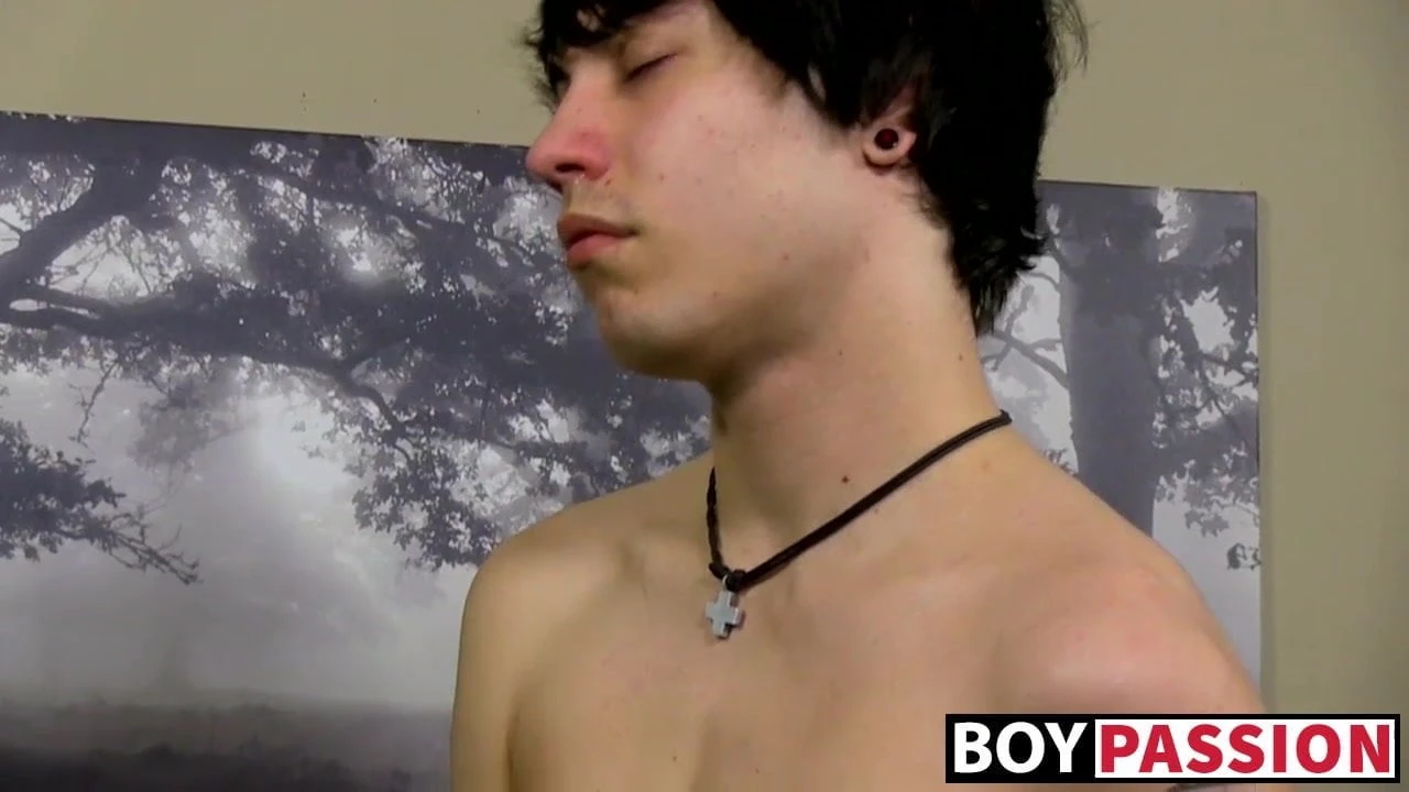 Twinks κώλο γεμάτο με μεγάλο πλαστικό δονητή καθώς βογκάει δυνατά