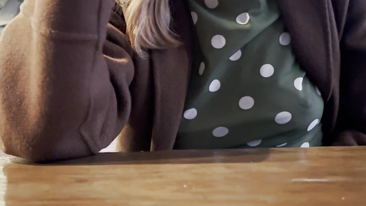 Tachinând oameni cu sfârcurile mele într-o bluză groasă într-un restaurant, la cină