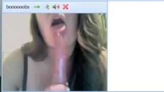 Britse slet zuigt dildo in chatroom