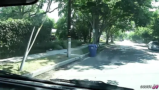 Büyük doğal zıplayan memeli ve yuvarlak götlü tombul iri güzel genç kız ilk kez oyuncu seçmelerinde sikişiyor