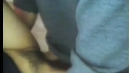 Ateşli küçük memeli Asyalı bilardo masasında yatıyor, böylece tonlu adam kıllı amını sikebiliyor