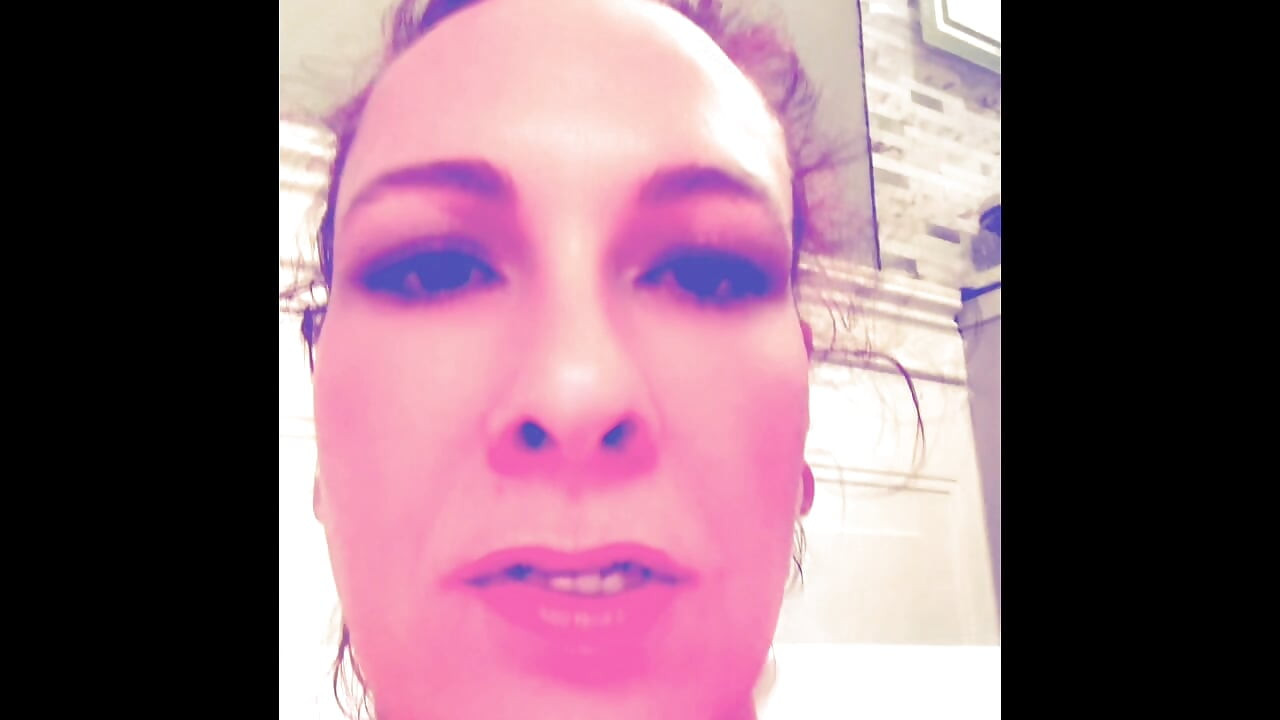 Shelby ismét többszörös orgazmust ad magának spricceléssel