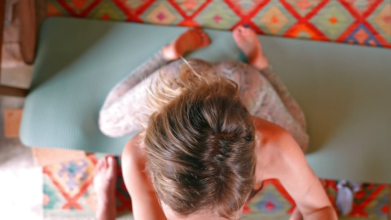 Onu yoga matının üzerinde düzdü
