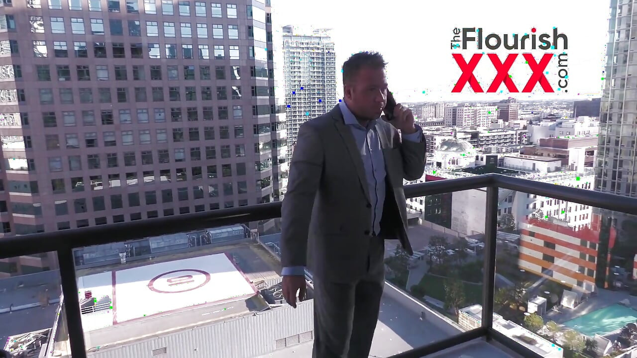 Ο Τσαντ Γουάιτ σε διαγωνισμό σεξ στο μπαλκόνι και το ντους με την Keira Croft