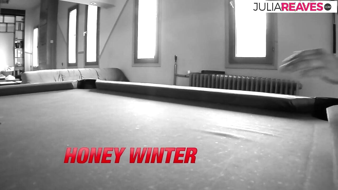 Сексуальна смокче два жорстких члена, а потім отримує глибоке подвійне проникнення