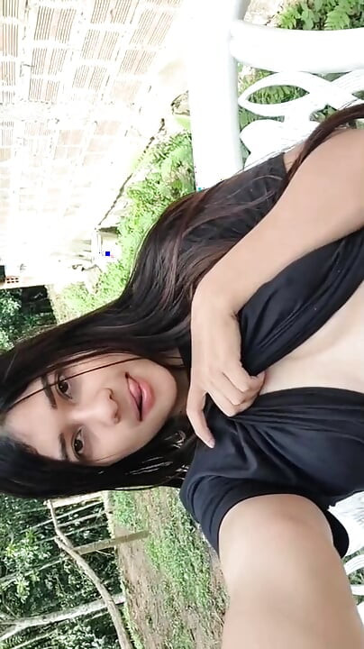 PORN ACTRESS YULIETHGOMEZ MASTURBATES OUTDOORS AND SHOWS HER TITS
