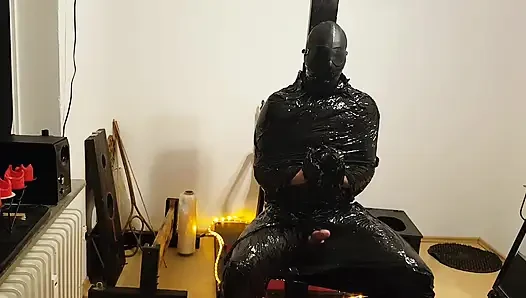 Folien-bondage-sklavin teil 2 - clingfilm mumifiziert und edging zum wahnsinn