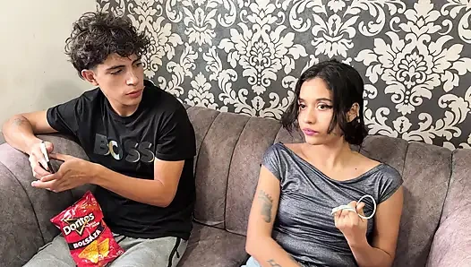 Üvey kız kardeşimi kız arkadaşımla lezbiyen seks yaparken keşfediyorum ve zengin bir üçlü seks için onlara katılıyorum.