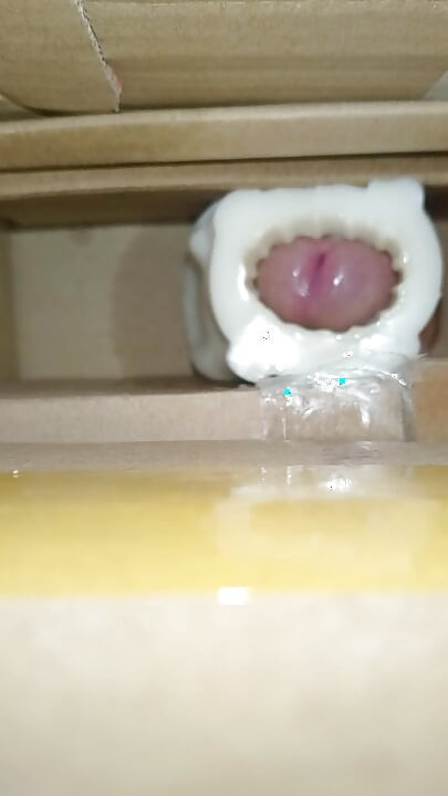 Gozando dentro de uma buceta caseira de silicone 3
