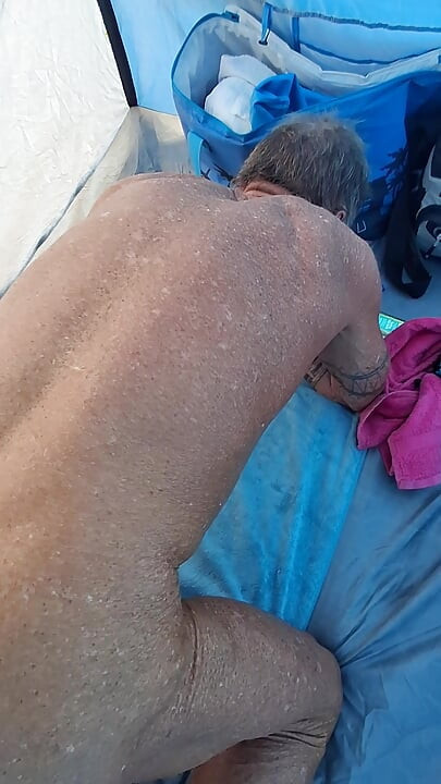 Key dobiva duboko grlo i Pedro je jebe na plaži