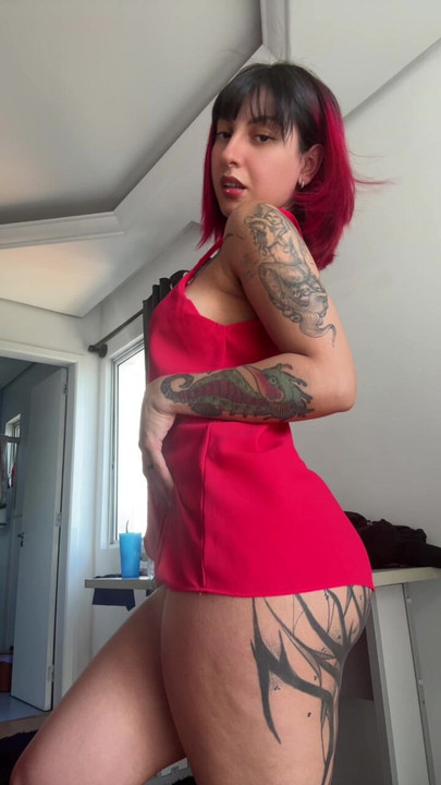 Saya bercinta dengan pakaian merah ini