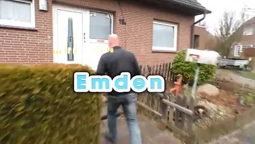 Dövmeli orta yaşlı seksi kadın göğüslerine boşalmasını parmaklıyor