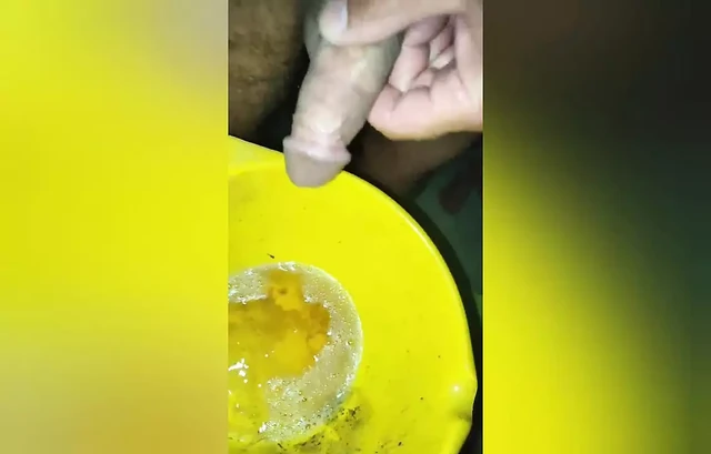 Pissing in the same can me and my boyfriend after that fuck me in Doggystyle and cum on my pussy