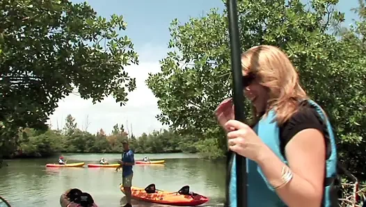 Memek sange lubang cewek sange ini dientot habis-habisan sampai lubangnya menganga lebar