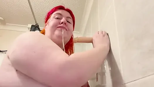 Cewek semok ini muasin memeknya pakai dildo