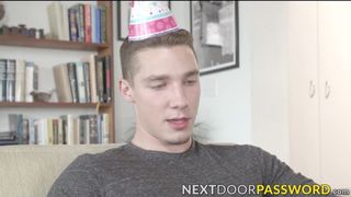 Jonge mannen vieren hun verjaardag met rauwe anale penetratie