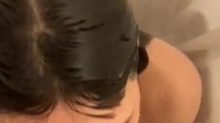 Blowjob-Mädchen in der Dusche 1 von 2