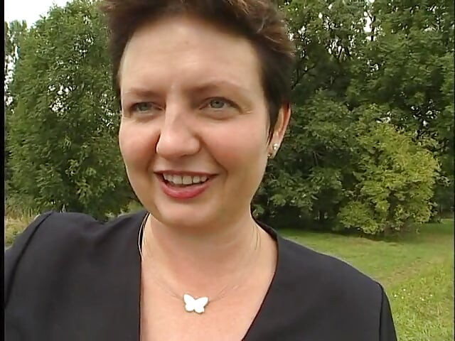 Urocza dojrzała dama wieje kutasa faceta na zewnątrz w pobliżu samochodu