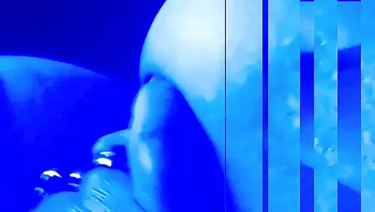 Blue Moon oynuyor