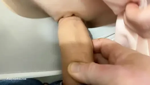 Omg!!! Onun yarağı götüme boşalıyor! Bunu bana metroda yaptı!
