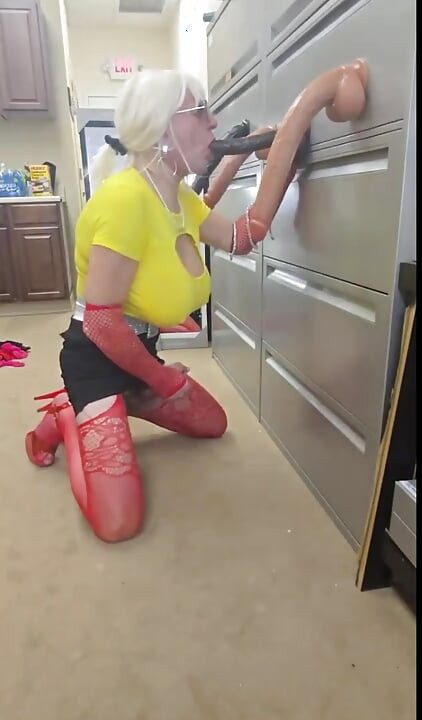 DeeDeeSlut69 Sucking Multi Cocks