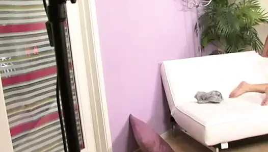 Büyük zenci yarağı olgun sarışının götünü ve amını genişliyor